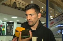 Fabián Balbuena, futbolista del Dinamo de Moscú, en el Aeropuerto Internacional Silvio Pettirossi, en Luque, Paraguay.