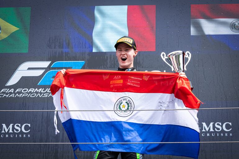 Infaltable, la bandera paraguaya acompañando a Joshua Duerksen en su primer podio en la FIA Fórmula 2, en Imola.