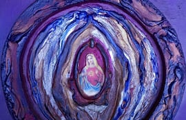 Obra destacando figura femenina con vestimenta tradicional en tonos vibrantes de morado, dorado y azul, en un ambiente artístico.
