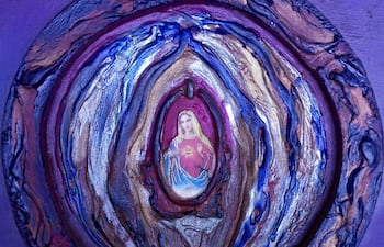 Obra destacando figura femenina con vestimenta tradicional en tonos vibrantes de morado, dorado y azul, en un ambiente artístico.