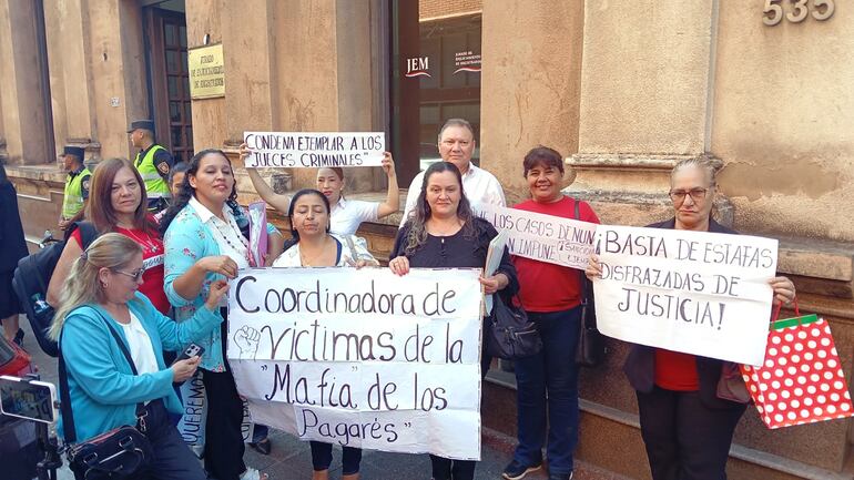 Un grupo de víctima de la mafia de los pagarés se manifestó fuera de la sede del JEM, mientras se desarrollaba la sesión.