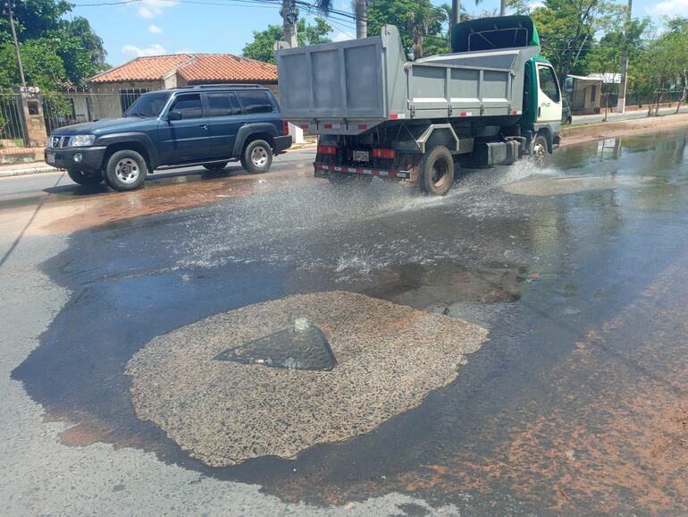 Agua servida de la Essap riega la avenida principal de la ciudad de San Antonio