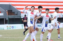 Festejo de los jugadores del 3 de Noviembre que lo empató.