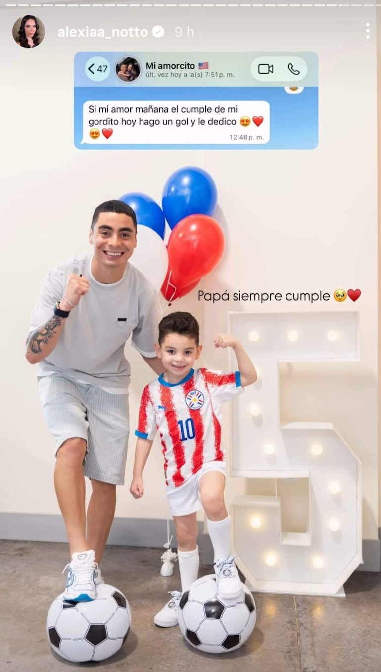 Hombre sonriente en camiseta clara y niño con camiseta de fútbol de Paraguay, ambos celebrando con pelotas inflables y globos rojos y azules.