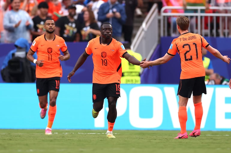 Brian Brobbey (c) de Países Bajos celebra un gol este jueves, en un partido del grupo F del Mundial de la FIFA 2026 entre Túnez y Países Bajos en el estadio Arrowhead en Kansas (Estados Unidos). 