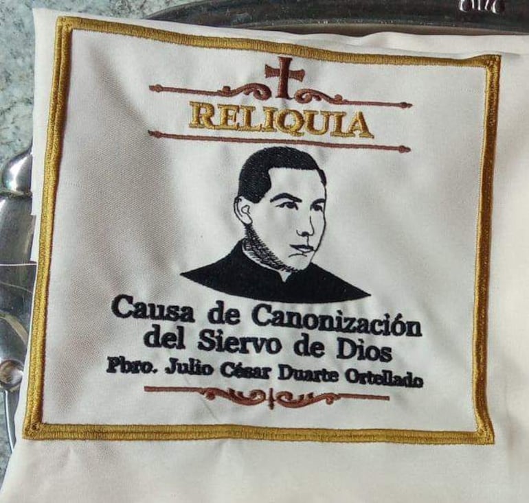 Bordado en tela con retrato de sacerdote Pbro. Julio César Duarte Ortellado.