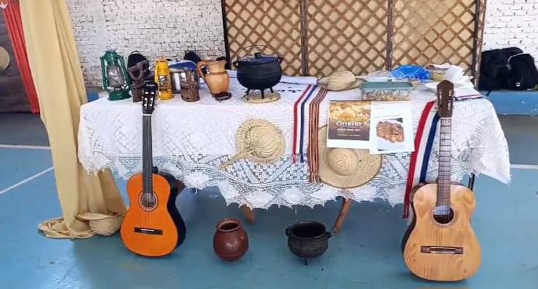 Instrumentos musicales y articulos tradicionales fueron exibidos durante la actividad por el Día del Folkolre