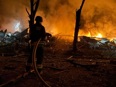Un bombero trabaja en el sitio de un bombardeo ruso en Zaporiyia. (Imagen de archivo)