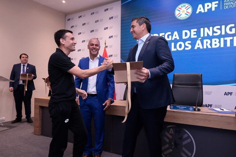 Milciades Saldívar recibe el reconocimiento como árbitro FIFA por parte de Robert Harrison.