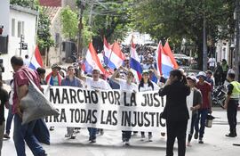 La marcha de ayer, encabezada por la exsenadora Kattya González.