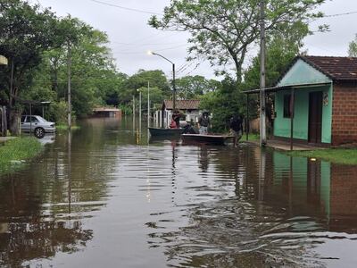 Barrio San José Mí de Ayolas afectados por desborde del río Paraná.