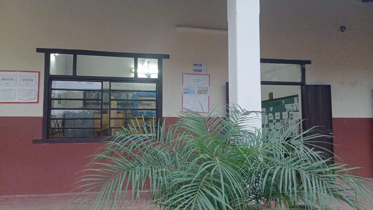 Desconocidos rompieron ventana y forzaron la puerta de la dirección para sustraer varios objetos de valor del Colegio Nacional Comandante Carmelo Peralta en Quiindy.