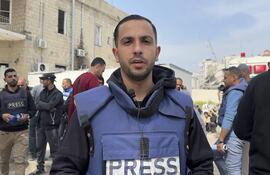 GAZA, 11/08/2025.- Captura de un vídeo de archivo de EFE-TV que muestra al conocido periodista palestino Anas al Sharif, reportero de la cadena catarí Al Jazeera, trabajando en la ciudad de Gaza. El Ejército israelí mato a última hora del domingo a Al Sharif en un bombardeo de precisión en la ciudad de Gaza, confirmaron tanto las fuerzas armadas como periodistas en la Franja. EFE/Ahmad Awad
