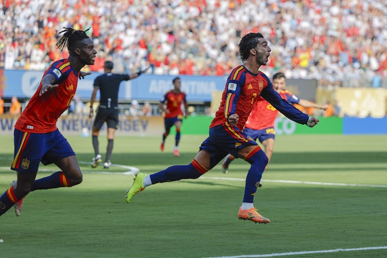 Ferrán Torres (d) de España celebra un gol este domingo, en la final del Mundial de la FIFA 2026 entre España y Argentina en el estadio MetLife en East Rutherford (NJ, EE.UU.).