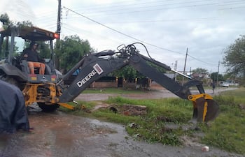 Un operario del Consorcio Sanitario Ñeembucú realiza limpieza de cunetas en el barrio San Vicente de Pilar.