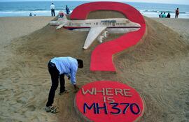 Un artista indio crea una escultura de arena sobre el desaparecido vuelo MH370.