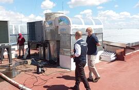 El director del Hospital Acosta Ñú, Dr. Héctor Castro verificó la zona donde se encuentran los compresores que ya se encuentran funcionando.