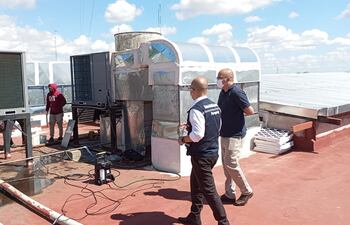 El director del Hospital Acosta Ñú, Dr. Héctor Castro verificó la zona donde se encuentran los compresores que ya se encuentran funcionando.