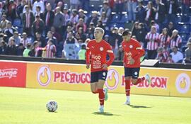 Julio Enciso y atrás, Mateo Gamarra, durante el calentamiento de Paraguay previo al amistoso ante Nicaragua.