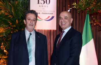 Marcello Fondi, embajador de Italia en Paraguay junto con Armando Nasser, cónsul honorario de Italia.