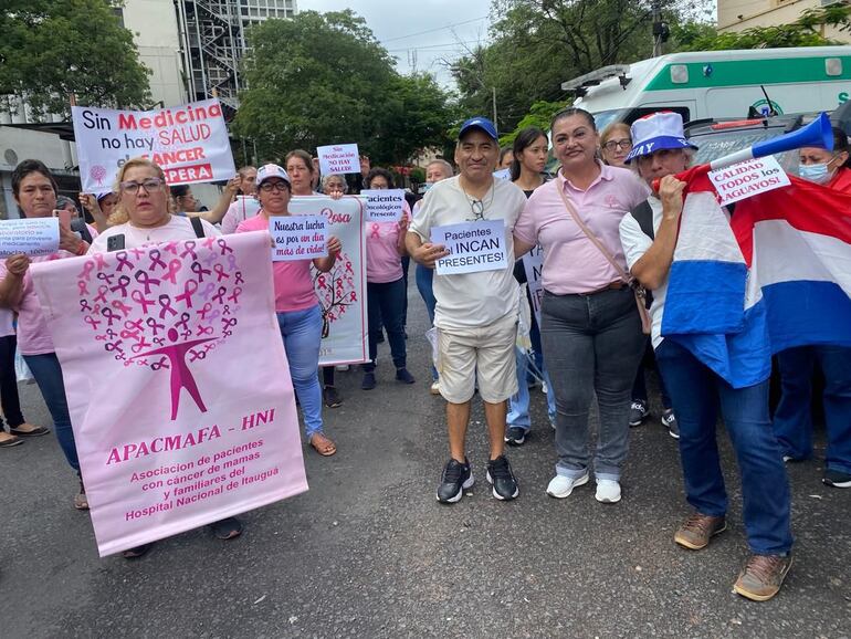 Pacientes oncológicos del Hospital Nacional de Itauguá (HNI) durante la manifestación realizada el miércoles 18 de marzo del 2026 frente al Ministerio de Salud.
