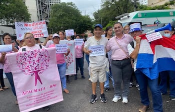Pacientes oncológicos del Hospital Nacional de Itauguá (HNI) durante la manifestación realizada el miércoles 18 de marzo del 2026 frente al Ministerio de Salud.