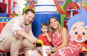 El cumpleañero Gastón con sus orgullosos papis Denise Hutter y Aldo Franco.