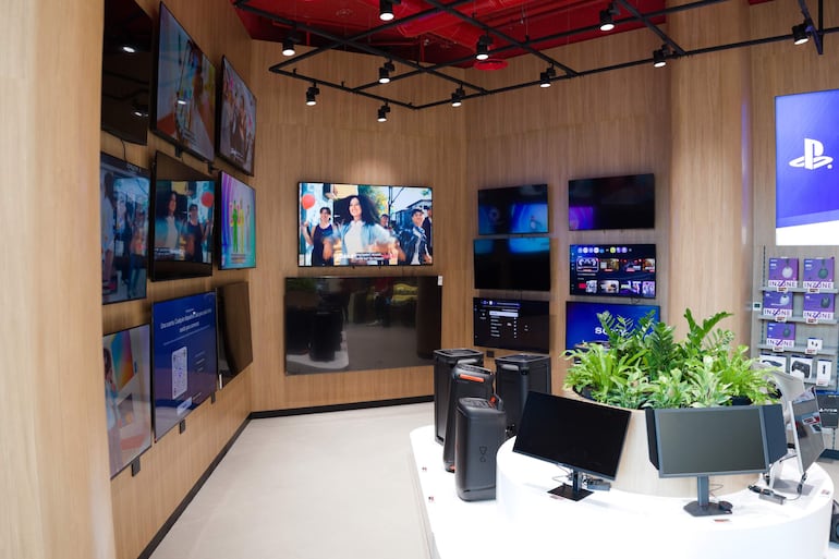 Nissei. Productos electrónicos organizados en un espacio moderno, sin personas visibles ni actividades destacadas.