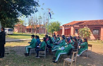Alumnos desarrollan clases bajo árboles en una escuela del interior del país.