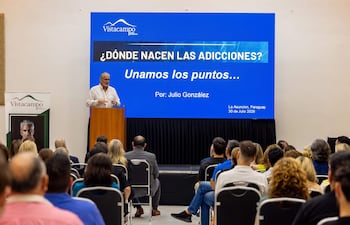 La conferencia “¿Dónde nacen las adicciones?”, organizada por UMAX, fue un espacio de reflexión sobre la prevención y el abordaje integral de los consumos problemáticos.