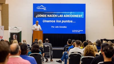 La conferencia “¿Dónde nacen las adicciones?”, organizada por UMAX, fue un espacio de reflexión sobre la prevención y el abordaje integral de los consumos problemáticos.