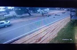 Momento en el que se dio el accidente fatal, que dejó como saldo dos muertos.
