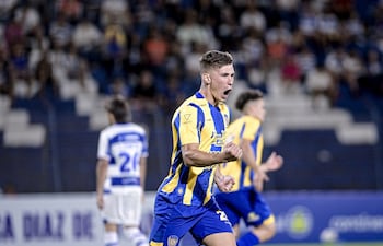 El delantero argentino, Iván Gabriel Maggi (26 años) se robó el protagonismo en la noche predrojuanina, al anotar el doblete que le dio el triunfo al Sportivo Luqueño en su estreno en el torneo Apertura 2026. (Foto: @SpLuquenOficial)