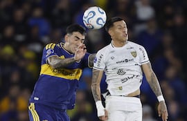 Lautaro Di Lollo de Boca disputa el balón con Aldo González, por el juego de ida de la Copa Sudamericana en el estadio Tomás Adolfo Ducó, en Buenos Aires.