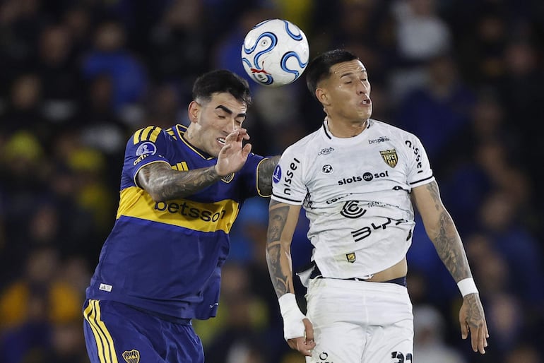 Lautaro Di Lollo (i) de Boca disputa el balón con Aldo González de Recoleta este martes, en un partido de la Copa Sudamericana entre Boca Juniors y Deportivo Recoleta en el estadio Tomás Adolfo Ducó, en Buenos Aires (Argentina).
