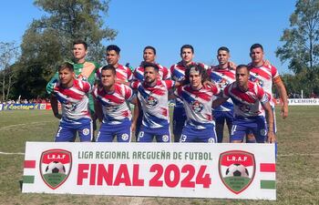 Integrantes del equipo del Club Unión Paraguaya FBC, campeón de la Liga Regional Aregüeña de Fútbol