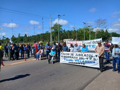 Jubilados retomaron cierres de ruta en el Cruce Tebicuary.