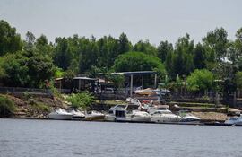 Lujosas viviendas con muelle para yates en tierras del Ministerio de Defensa. Remansito.