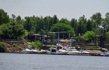 Lujosas viviendas con muelle para yates en tierras del Ministerio de Defensa. Remansito.
