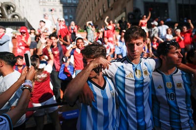 Aficionados españoles eufóricos y argentinos con lágrimas en los ojos, eran algunas de las postales de este domingo en las calles de Nueva York.