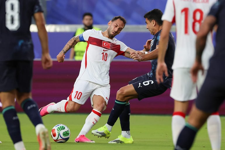 Hakan Calhanoglu (i) de Turquía disputa el balón con Júnior Alonso de Paraguay este viernes, en un partido del grupo D del Mundial de la FIFA 2026 entre Turquía y Paraguay, en el estadio Levi´s en Santa Clara (Estados Unidos).
