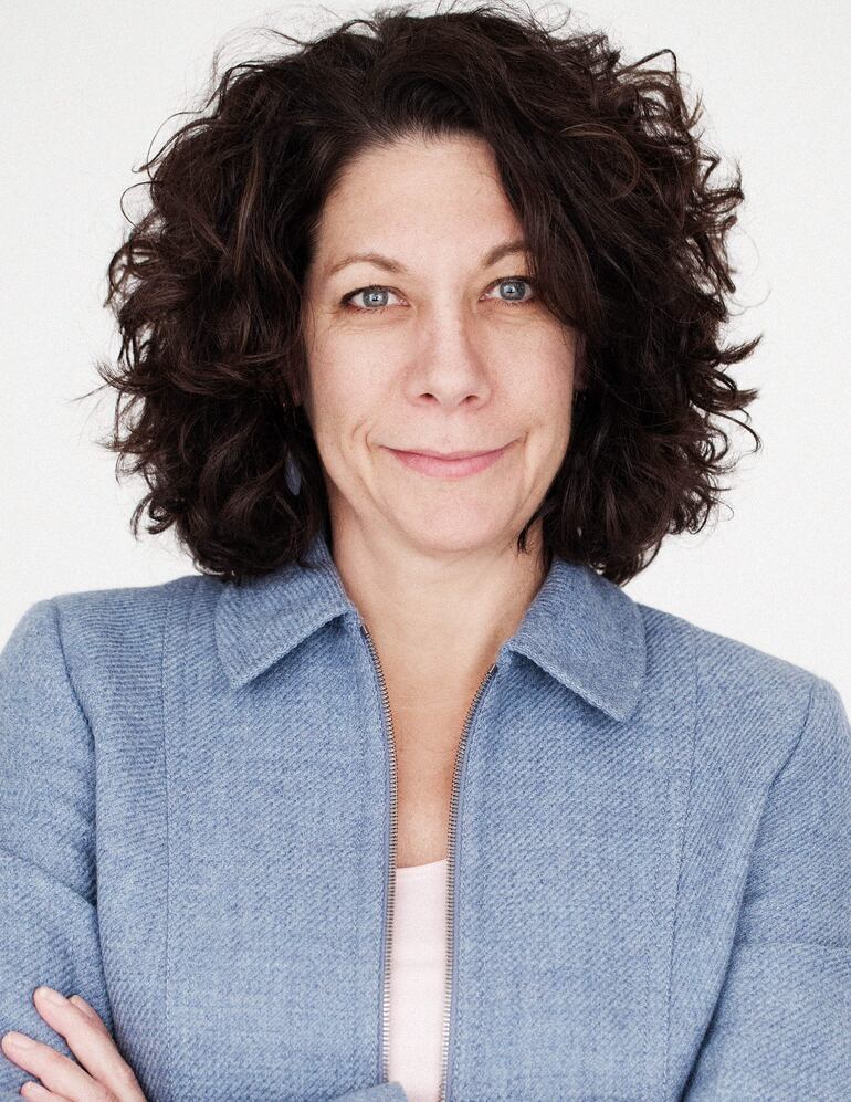 Los biólogos estadounidenses Jeffrey I. Gordon, Peter Greenberg y Bonnie L. Bassler (imagen) fueron distinguidos este miércoles con el Premio Princesa de Asturias de Investigación Científica y Técnica 2023 por sus contribuciones sobre el papel imprescindible de las comunidades de microorganismos en la vida sobre el planeta y en la de los seres humanos.