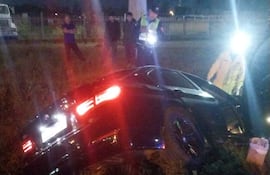 ersonal policial y de Criminalística durante las labores de intervención en la zona donde volcó el vehículo de gran porte este viernes.