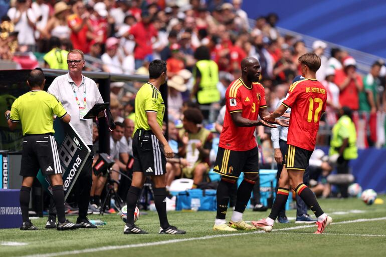 Romelu Lukaku de Bélgica choca la mano con Charles De Ketelaere al ser sustituido durante el partido del Grupo G de la Copa Mundial de la FIFA 2026 entre Bélgica y Egipto en el Seattle Stadium.