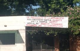 vecinos-del-barrio-san-vicente-de-asuncion-denuncian-con-un-pasacalles-que-la-propia-essap-arroja-sus-desechos-al-arroyo-ferreira-y-piden-la-intervenc-203527000000-1808750.jpeg