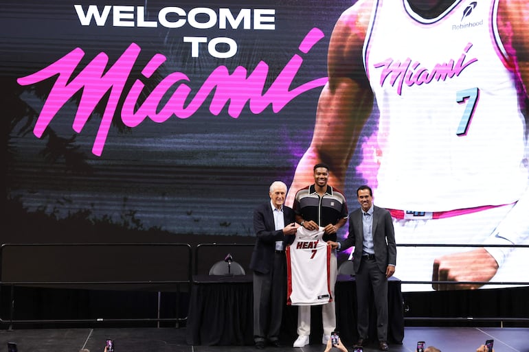 El presidente de los Miami Heat, Pat Riley (I), y el entrenador principal, Erik Spoelstra (D), posan para una foto con Giannis Antetokounmpo de los Miami Heat durante una rueda de prensa de presentación en el Kaseya Center, en Miami, Florida.