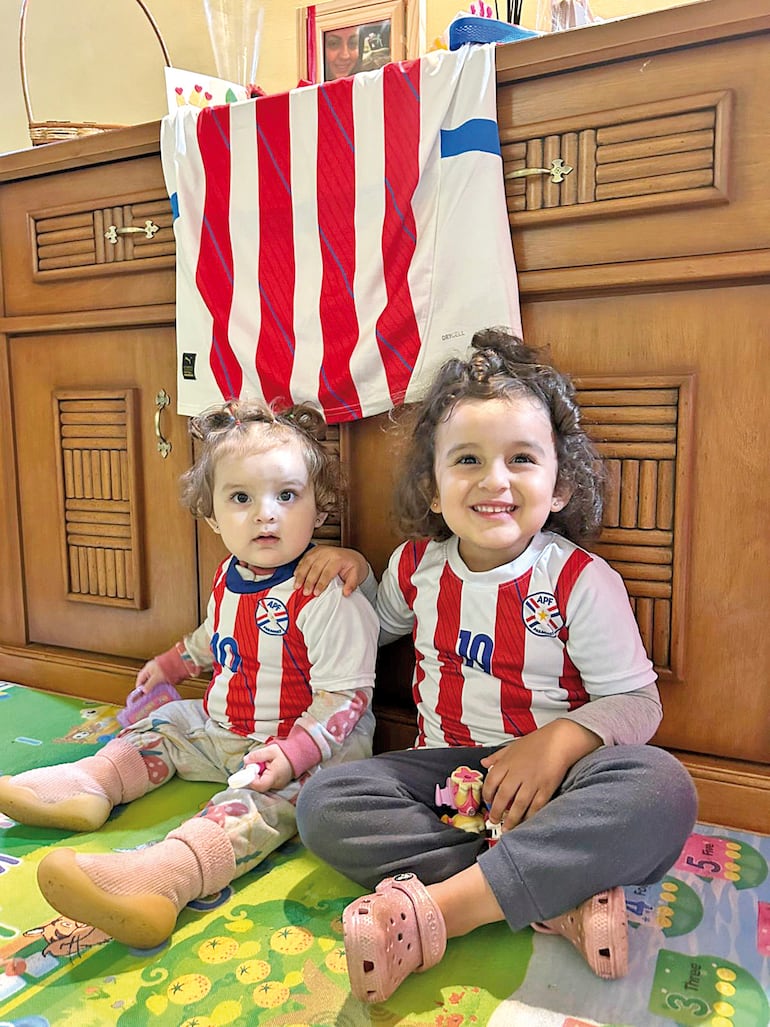 Regina y Eugenia Sanabria Martínez. Sonrisas que llevan los colores de la patria.