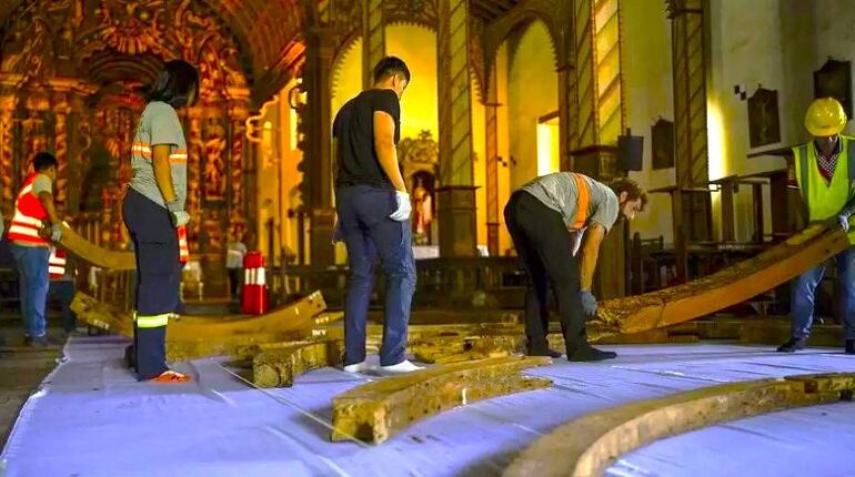 En la primera etapa de la intervención se trabaja en la sacristía del templo de Yaguarón.