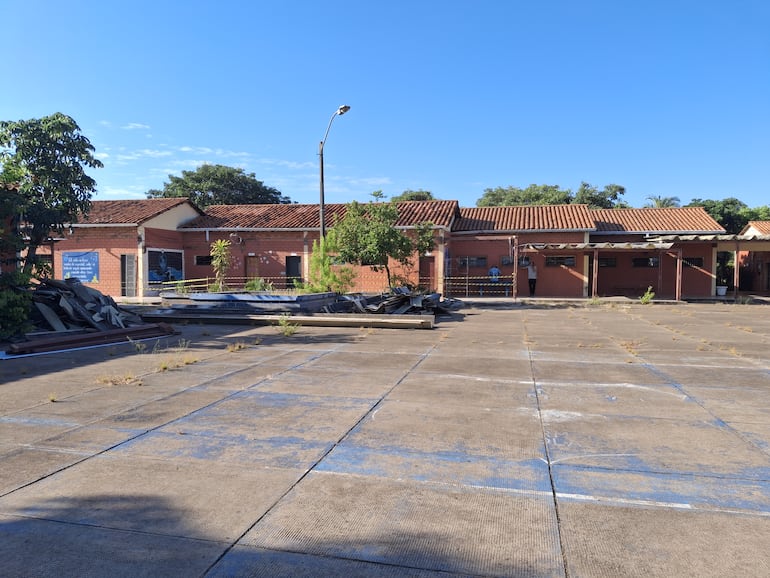 Las obras de renovación parcial de galerías se desarrollan a días del inicio de clases en el Colegio de Villa Permanente de Ayolas. 