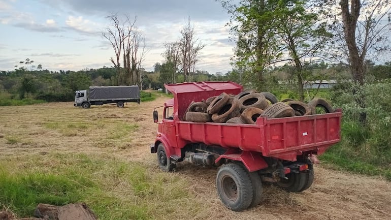 El Ejército y el MOPC retiraro toneladas de basuras del arroyo Tayazuapé, en San Lorenzo.